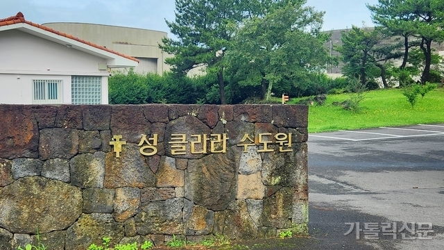 Second alt text